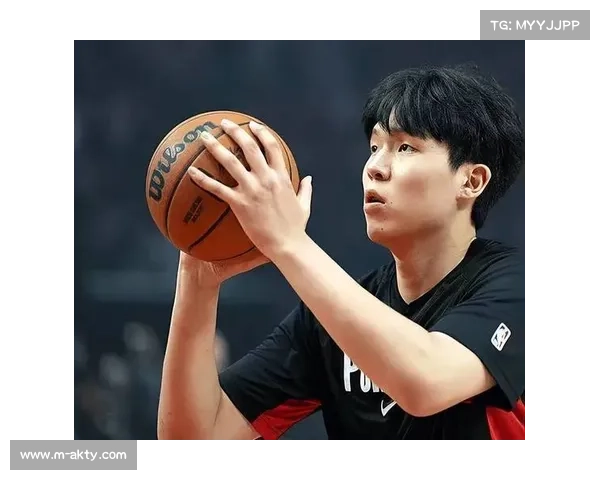 杨瀚森替补席专注观战,开拓者篮板保护效果提升 杨瀚森替补席专注观战,开拓者篮板保护效果提升